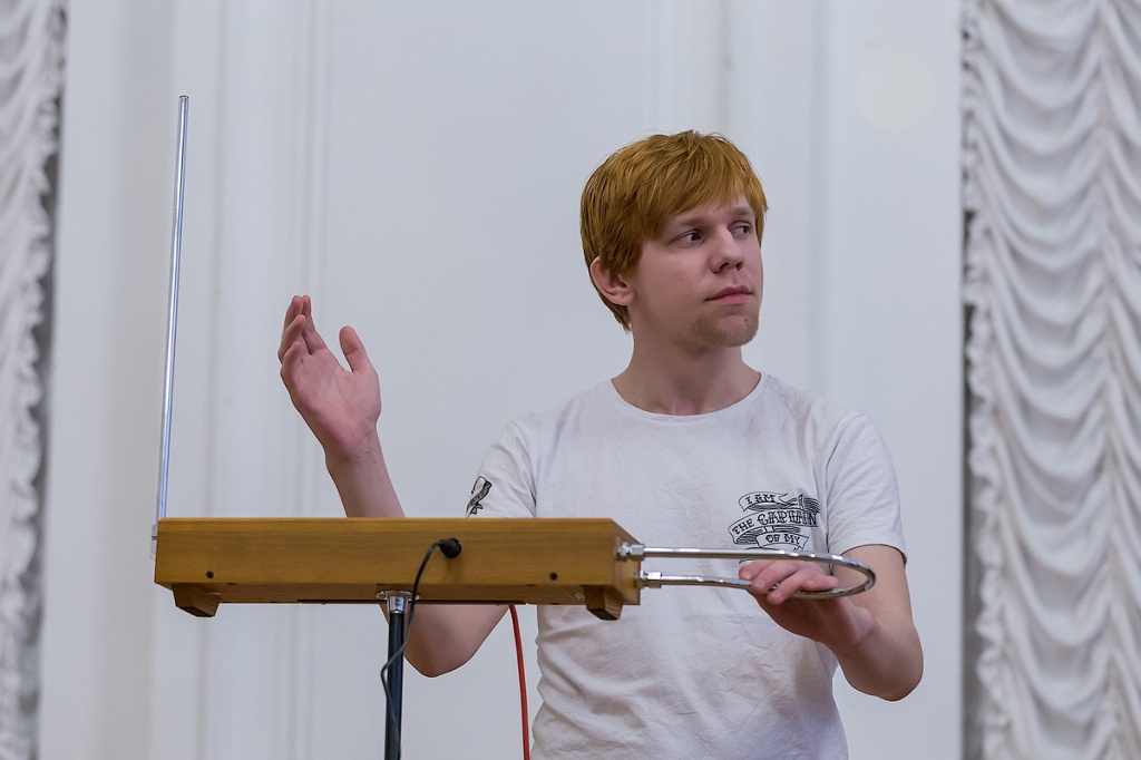 Сергей Постников к концу первого года обучения игре на терменвоксе уже исполняет многие известные мелодии