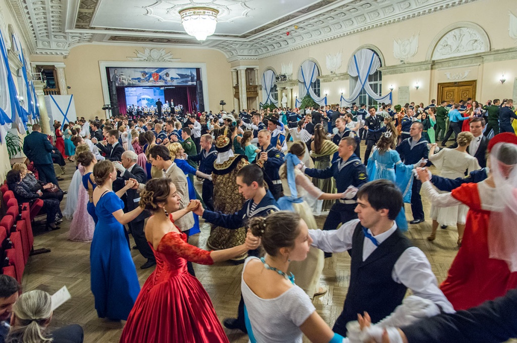 Более 500 участников танцевали полонез, вальс и кадриль в самом большом бесколонном зале Петербурга и всей Европы