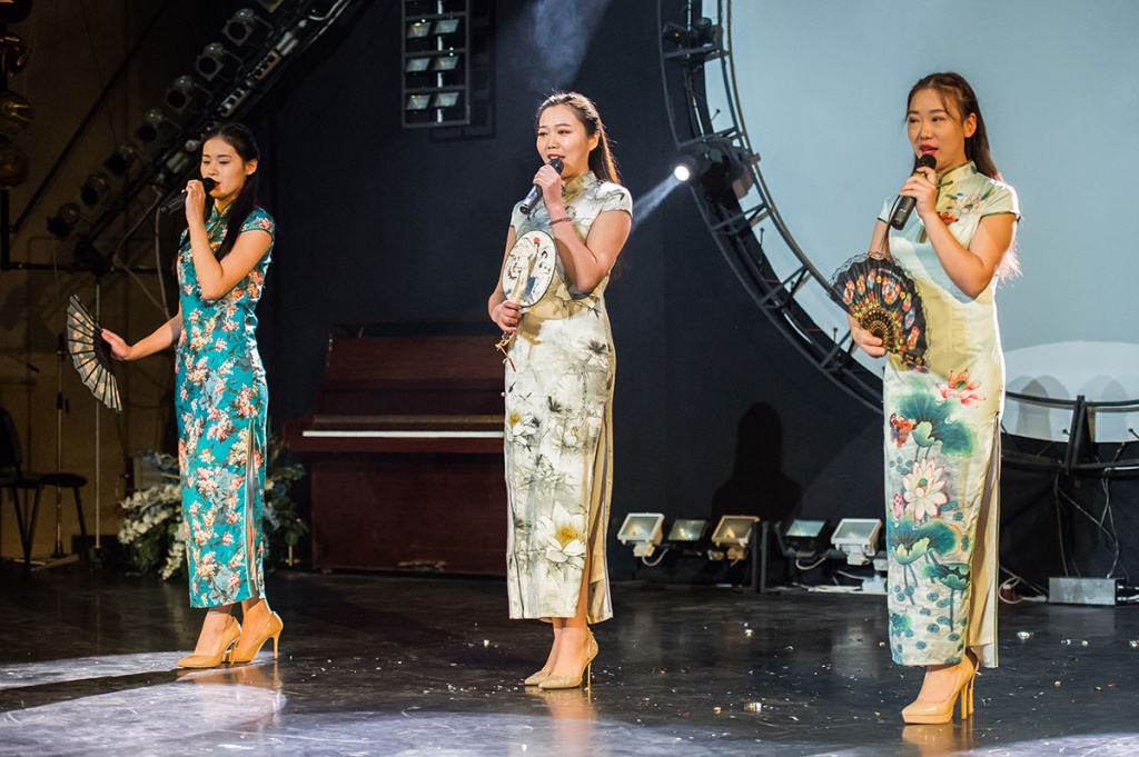 Представительницы СПбПУ - Кун Линюань, Лю Сяо Хан, Фу Яньмэн исполнили песню про национальное китайское платье Ципао