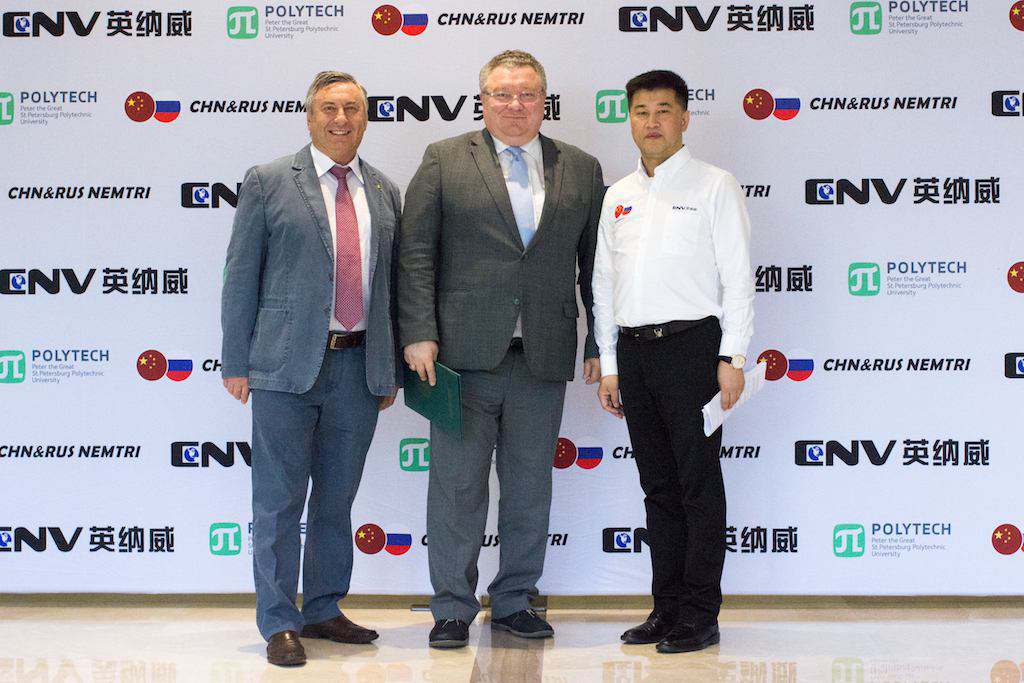 Директор ИММиТ Попович А.А. и директор компании ENV Ван Циншэн в совместном центре Наука-Технологии г. Чансин, провинции Джезьян Китайская Народная Республика. Директор ИММиТ Попович А.А. и директор компании ENV Ван Циншэн в совместном центре Наука-Технологии г. Чансин, провинции Джезьян Китайская Народная Республика.