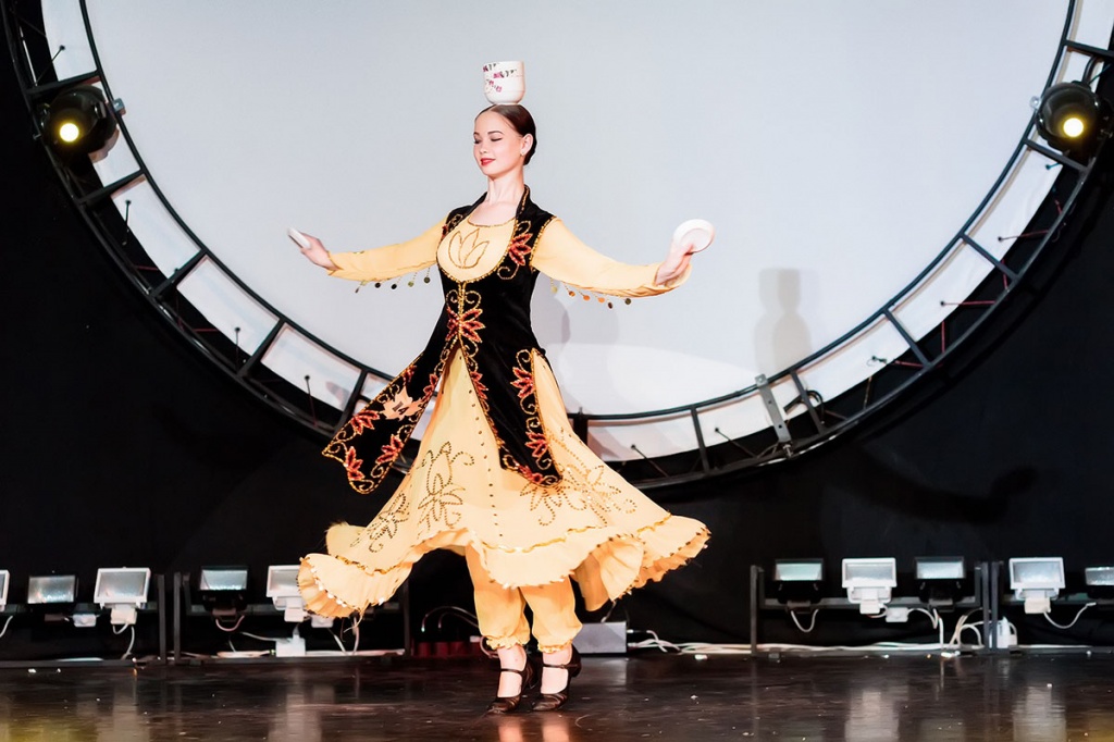 Студентка Санкт-Петербургского государственного института культуры Арина Некрасова поразила всех уйгурским танцем