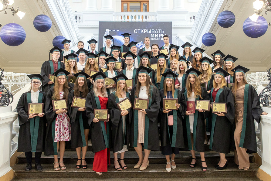 Общее фото золотых выпускников 2021 года