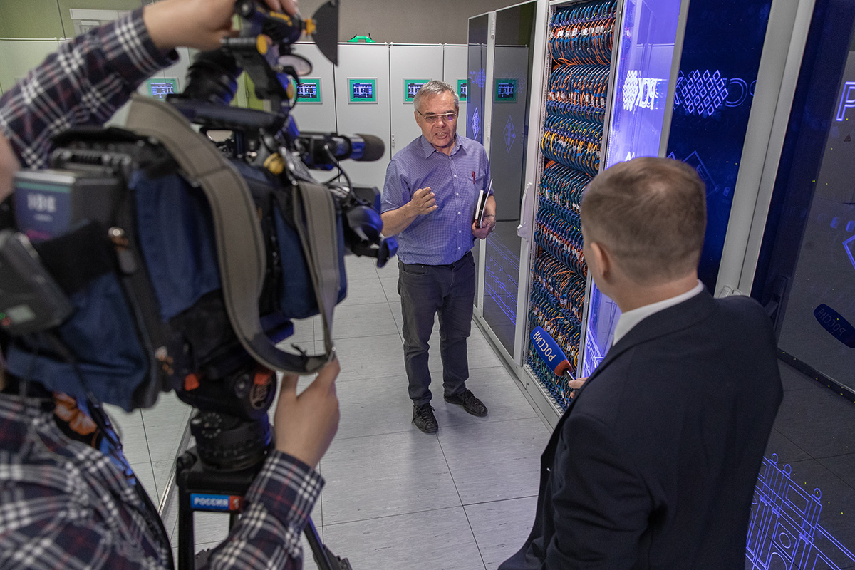 Съемочная группа телеканала РОССИЯ в суперкомпьютерном центре Политехнический 