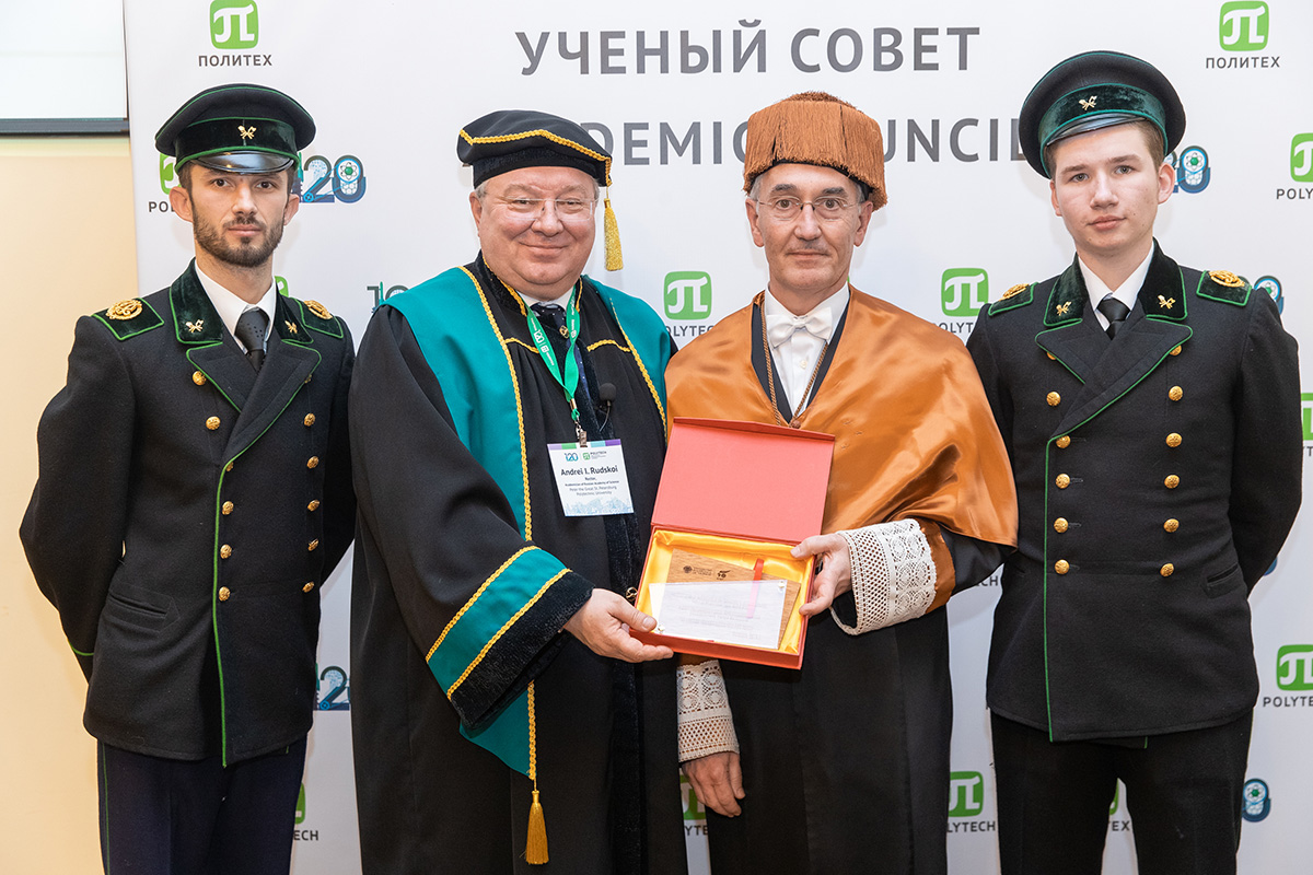 Гости поздравляли Политех с днем рождения и дарили памятные подарки, которые пополнят музей нашего университета Гости поздравляли Политех с днем рождения и дарили памятные подарки, которые пополнят музей нашего университета