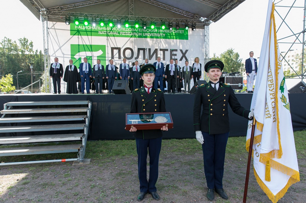 Символический Ключ знаний и знамя СПбПУ Символический Ключ знаний и знамя СПбПУ