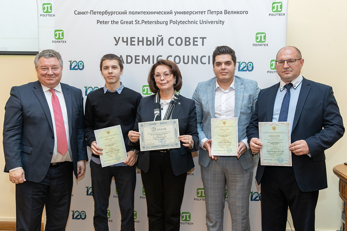 По результатам конкурса «Моя законотворческая инициатива» были награждены Андрей ПОГРОМОВ, Роберт АЙРАПЕТЯН, Дмитрий МОХОРОВ и Надежда АЛМАЗОВА 