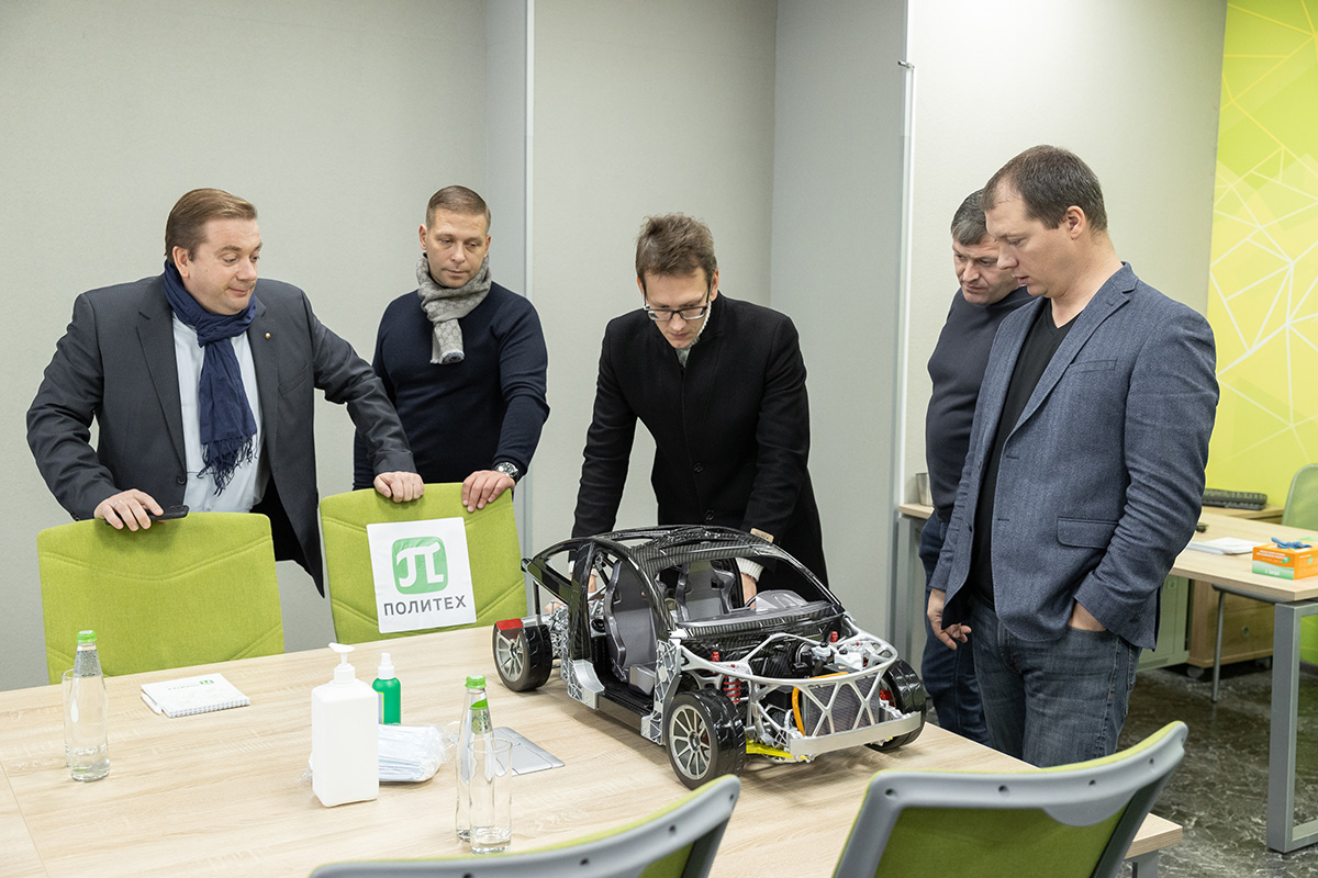 Наибольший интерес у гостей вызвал концепт-электромобиль CML CAR 