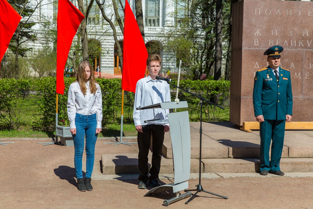 Молодое поколение поздравляет ветеранов