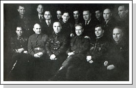 Д.Ф. Устинов (1908-1984)и Н.Н. Поликарпов (1892-1944) среди работников оборонных отраслей промышленности. 1943 Д.Ф. Устинов (1908-1984)и Н.Н. Поликарпов (1892-1944) среди работников оборонных отраслей промышленности. 1943