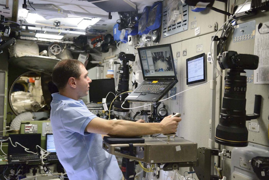 В рамках космического эксперимента Контур-2 оператор, находящийся на орбите, при помощи джойстика управлял роботом на поверхности Земли