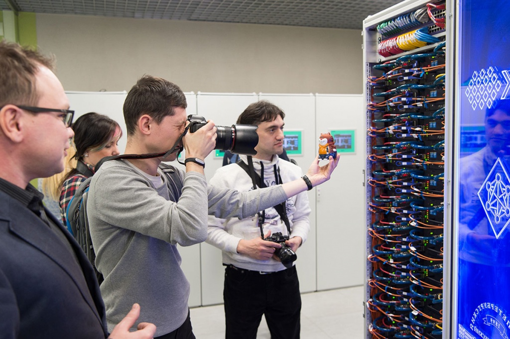 Блогеры с удовольствием фотографировали машинный зал Суперкомпьютерного центра Блогеры с удовольствием фотографировали машинный зал Суперкомпьютерного центра