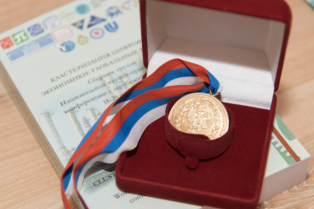 В рамках конференции ИНПРОМ-2020 состоялось и награждение победителей конкурса научных работ для студентов и аспирантов имени В.В. Новожилова 