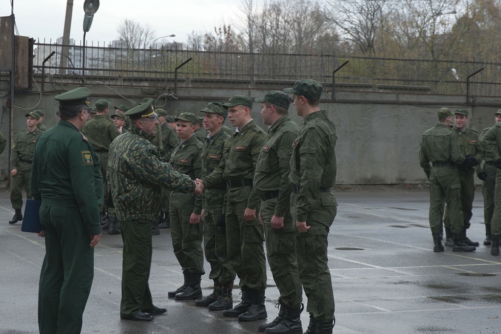 О.А. Поливода поздравляет командиров взводов