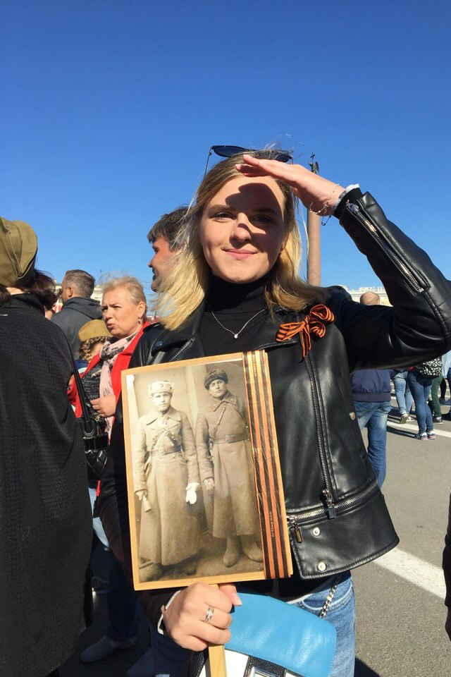В руках Екатерины Коваленко портрет прадеда, погибшего в 1944 году 