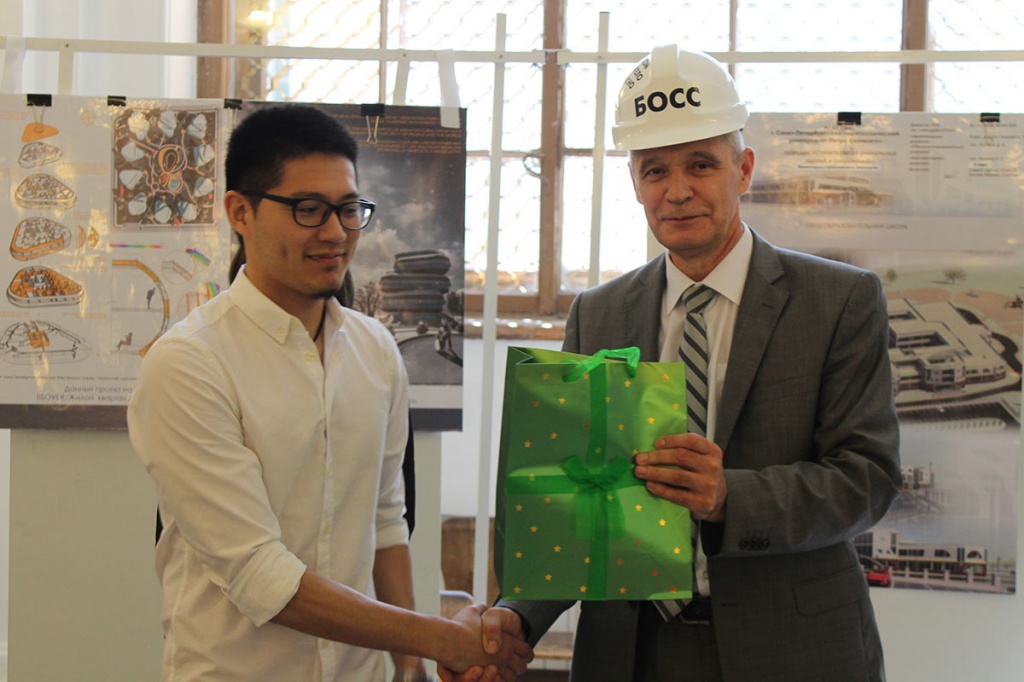 Директор ИСИ Н.А. Ватин вручает подарок студенту из Монголии - автору одного из лучших проектовлучших проектов