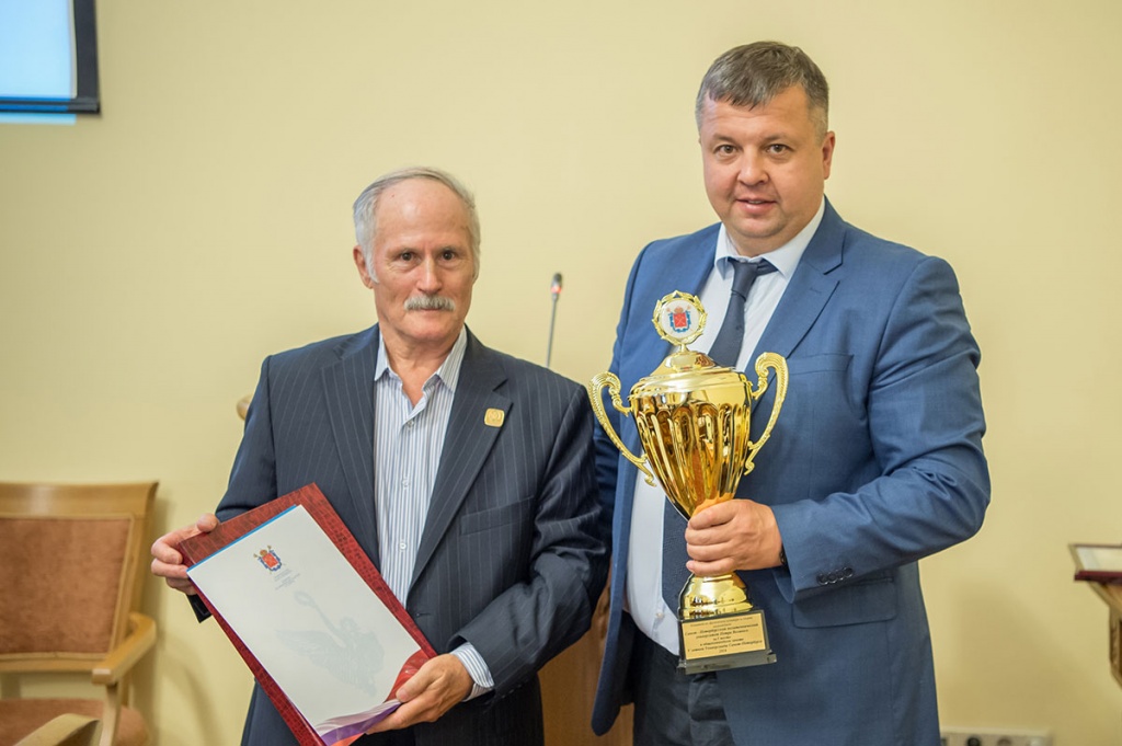Директор ИФКСТ В.П. Сущенко передал кубок и диплом за победу Политеха на V летней Универсиаде Почетному работнику СПбПУ Н.М. Звереву