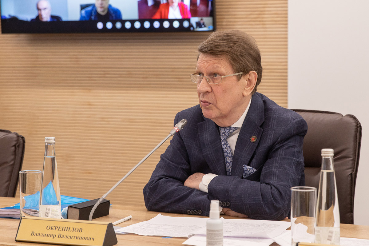 Заведующий новой кафедрой ЮНЕСКО академик РАН Владимир Окрепилов приветствовал участников заседания Заведующий новой кафедрой ЮНЕСКО академик РАН Владимир Окрепилов приветствовал участников заседания