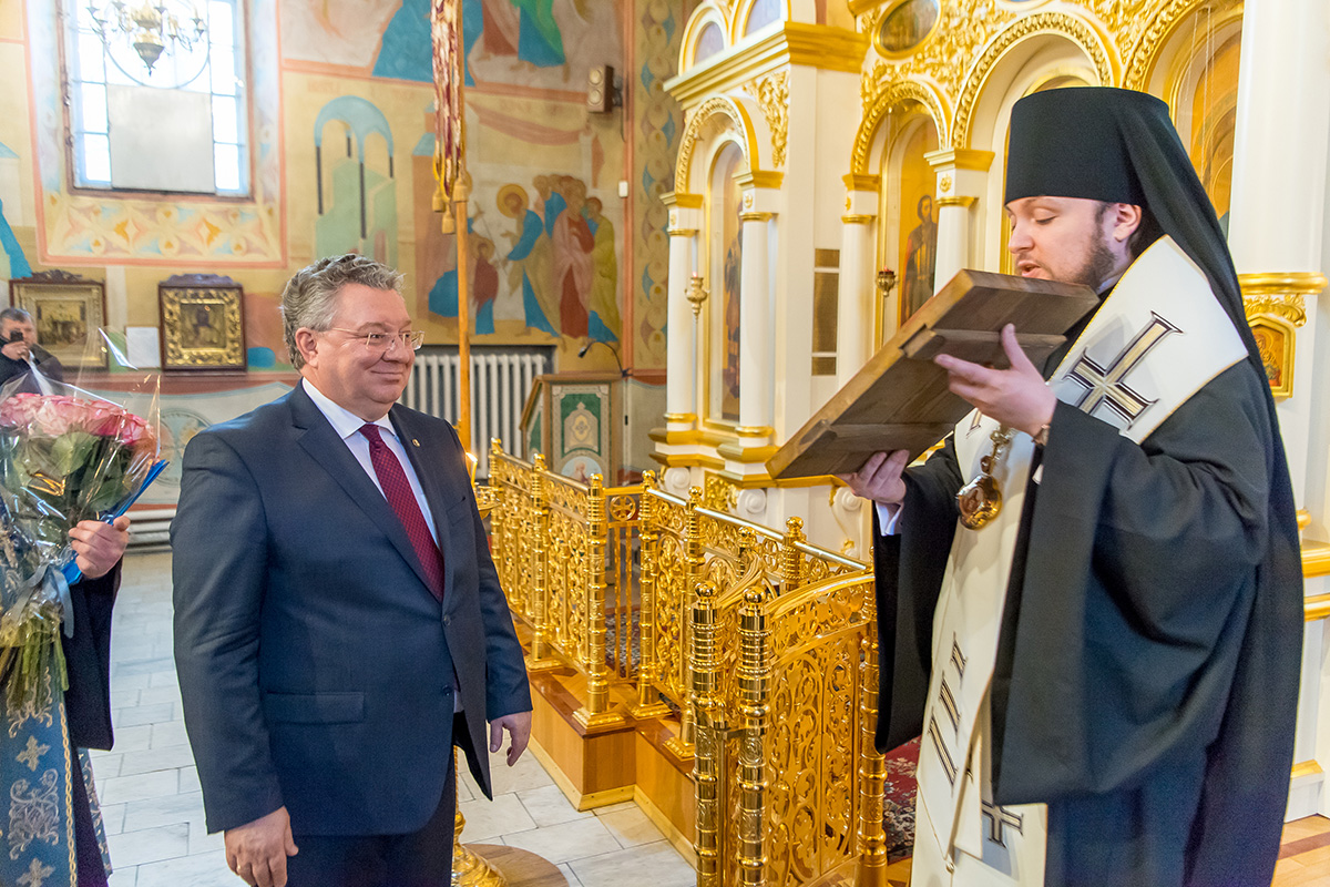 В подарок ректору владыка передал икону Иоанна Богослова – покровителя всех учащихся 