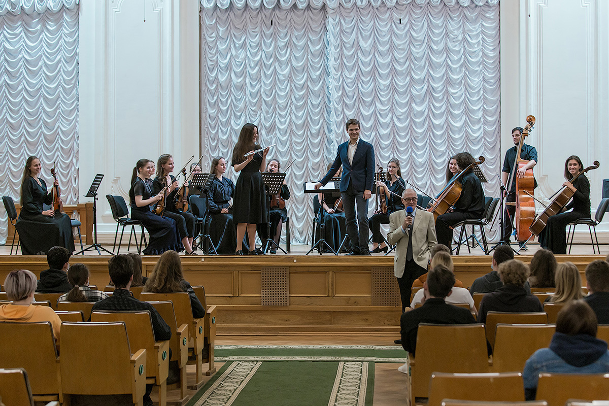 Три тысячи первокурсников начали обучение в СПбПУ с музыки 