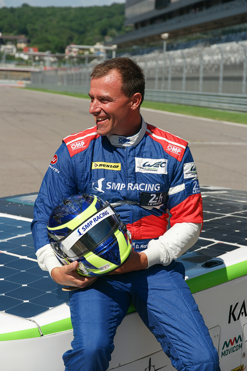 Управлял солнцемобилем известный гонщик, пилот команды SMP Racing Дэвид Маркозов 