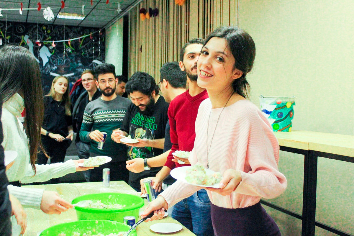 Иностранные студенты Политеха научились готовить традиционный новогодний салат «Оливье» 