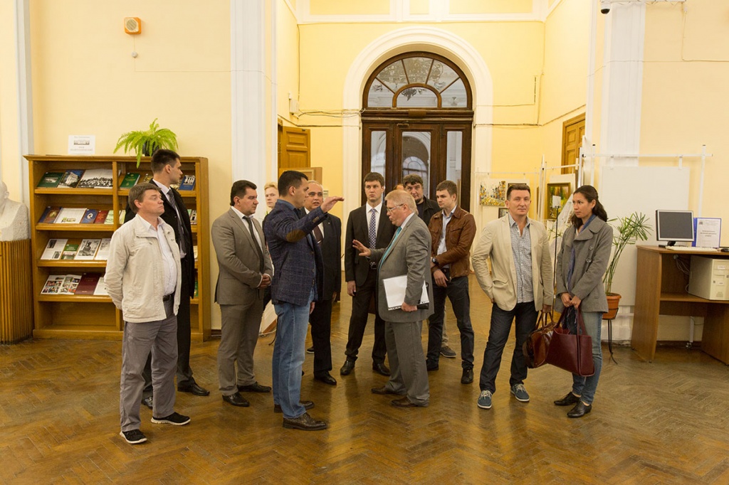 Проректор, пресс-секретарь СПбПУ Д.И. Кузнецов начал презентацию университета с краткого экскурса в его историю
