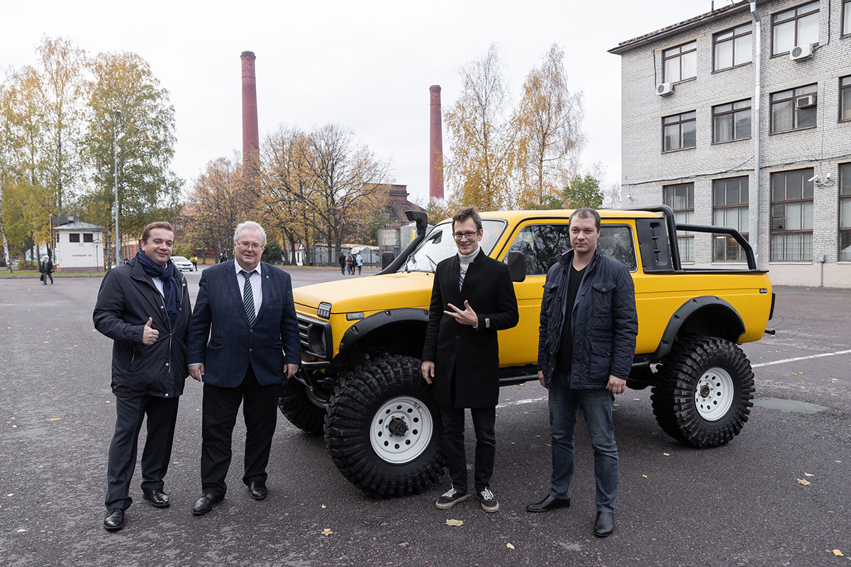 В Политех приезжала та самая желтая «Нива» из блога AcademeG 