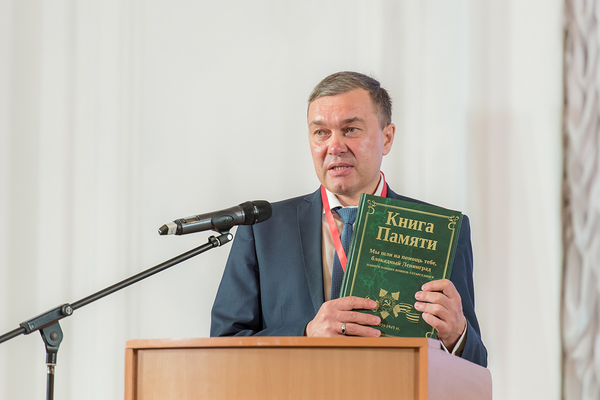 Ренат Валиуллин подарил книгу музею Политехнического университета 