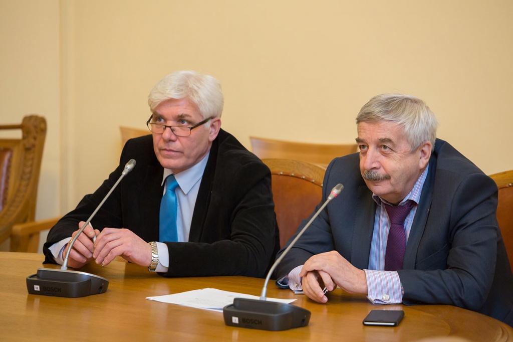 Первый проректор СПбПУ В.В. Глухов и ответственный секретарь приемной комиссии СПбПУ В.Ю. Родионов (справа налево) Первый проректор СПбПУ В.В. Глухов и ответственный секретарь приемной комиссии СПбПУ В.Ю. Родионов (справа налево)