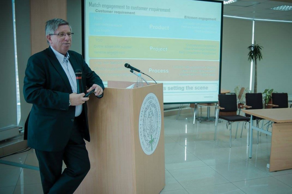 Во время лекции Ларс Магнуссон рассказал об инновационных подходах к управлению цепями поставок высокотехнологичной продукции