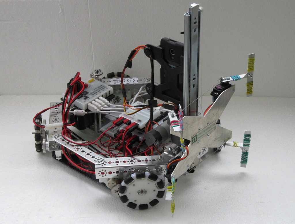 На FTC ребята делали роботов, которые должны выполнять много задач в автономном и ручном режимах с использованием различных датчиков 