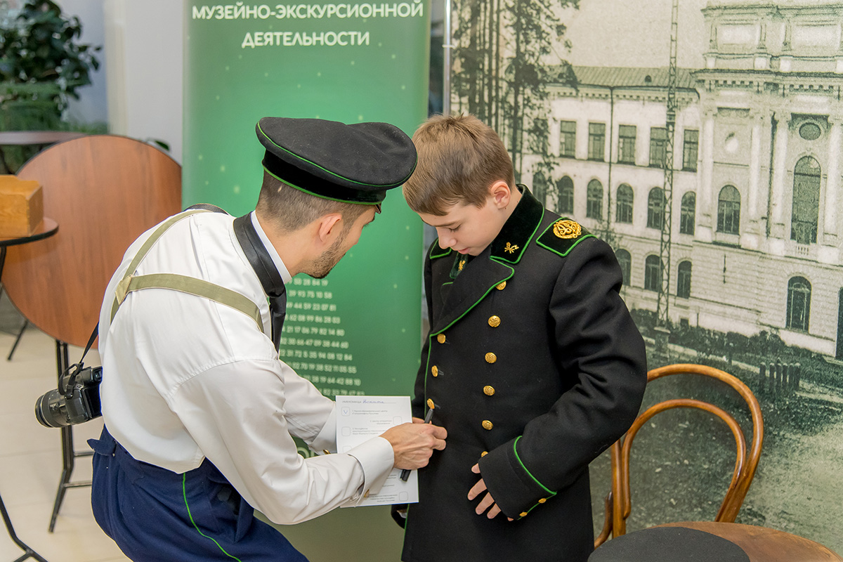 На станции Музея истории можно было сфотографироваться в исторической форме 