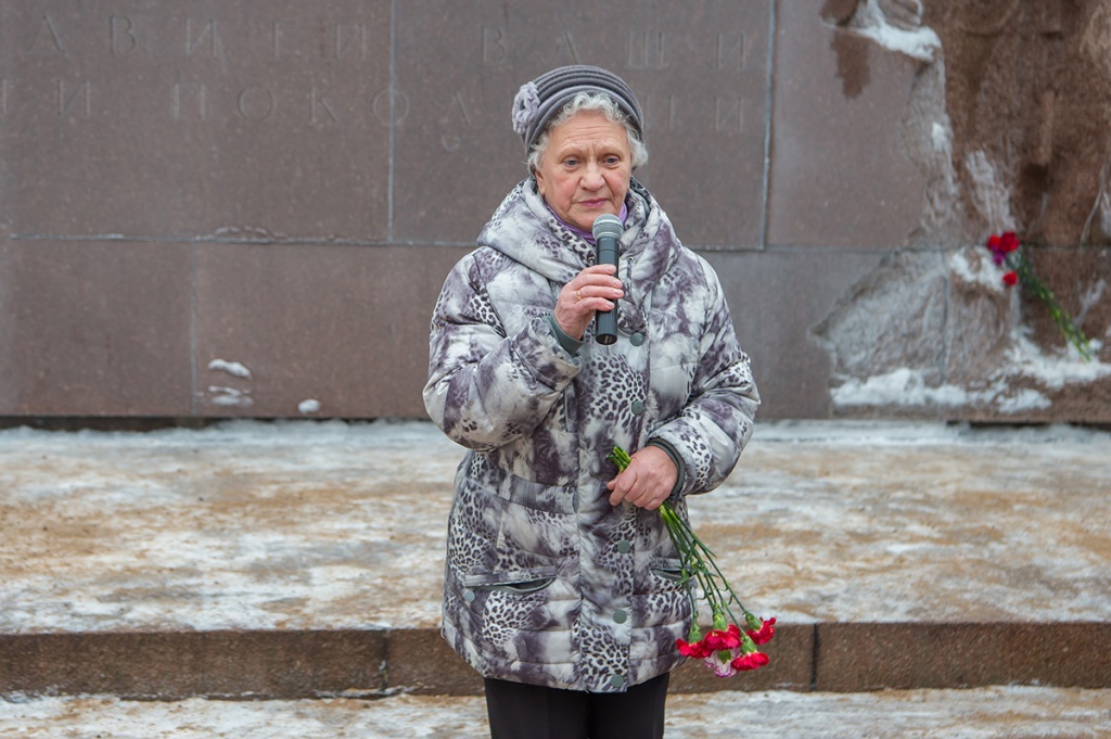 У Памятника погибшим политехникам член Совета ветеранов СПбПУ, жительница блокадного Ленинграда З.М. Филина рассказала о том, как пережила блокаду ее семья