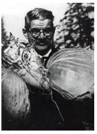 Профессор В.Н. Шретер держит капусту с институтского огорода