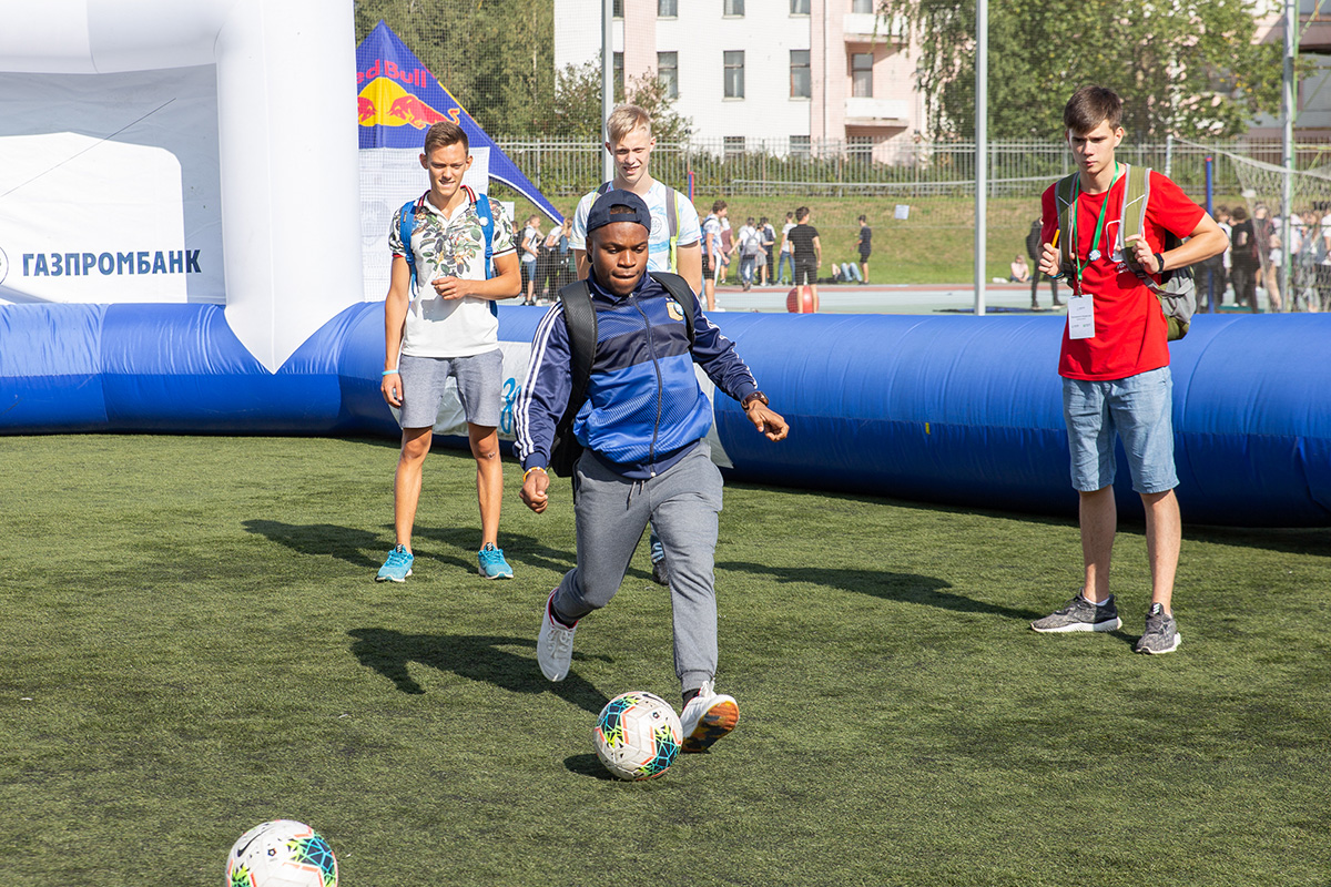 Футбольный клуб «Зенит» проверил студентов на меткость 