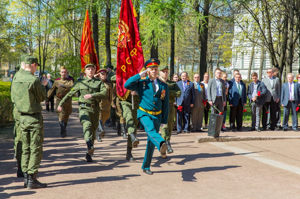 Под звуки марша Война народная были вынесены исторические знамена Политехнического университета и Выборгского полка 3-ей Фрунзенской дивизии народного ополчения