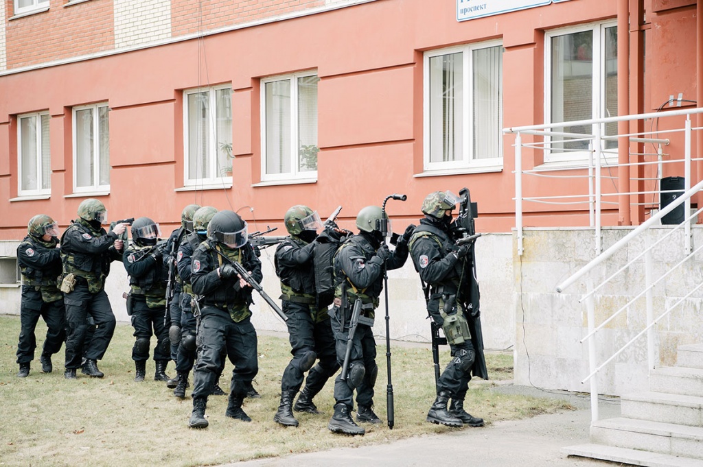 Бойцы специального отряда быстрого реагирования Гранит провели спецоперацию по штурму здания