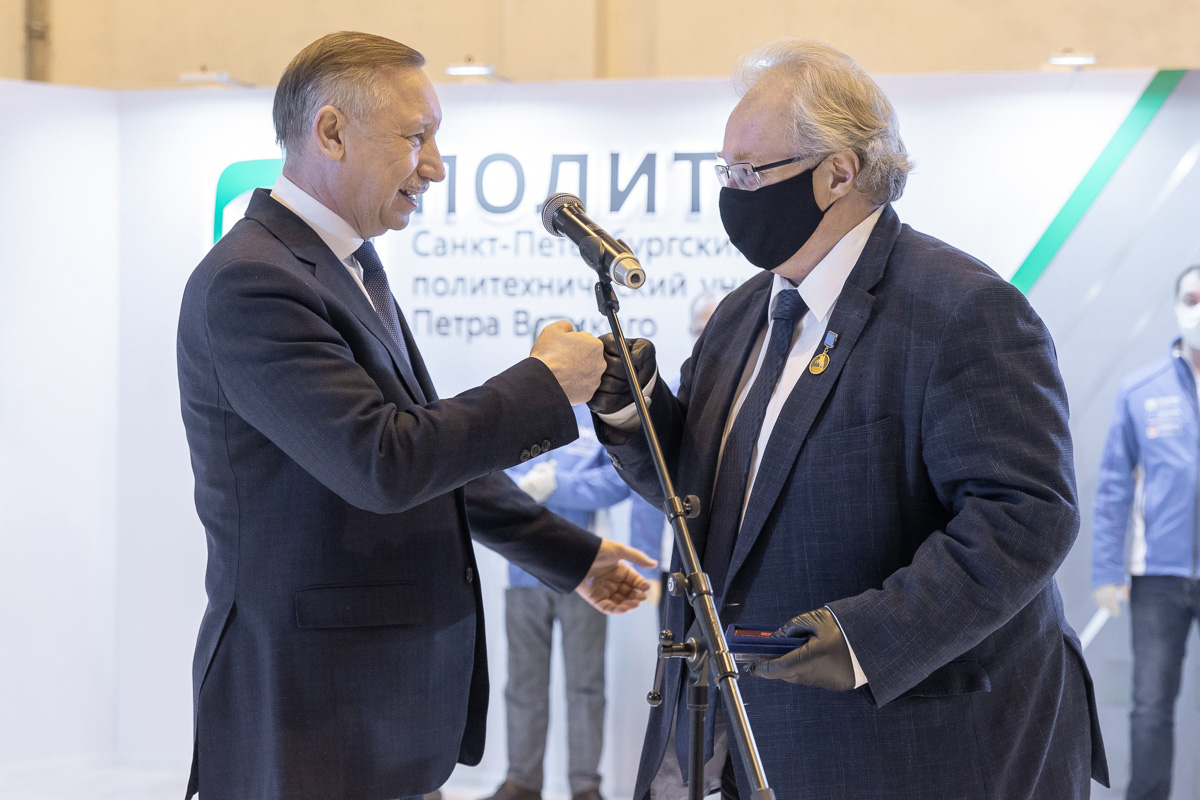 Губернатор Александр Беглов вручил Алексею Боровкову знак отличия «За заслуги перед Санкт-Петербургом» -