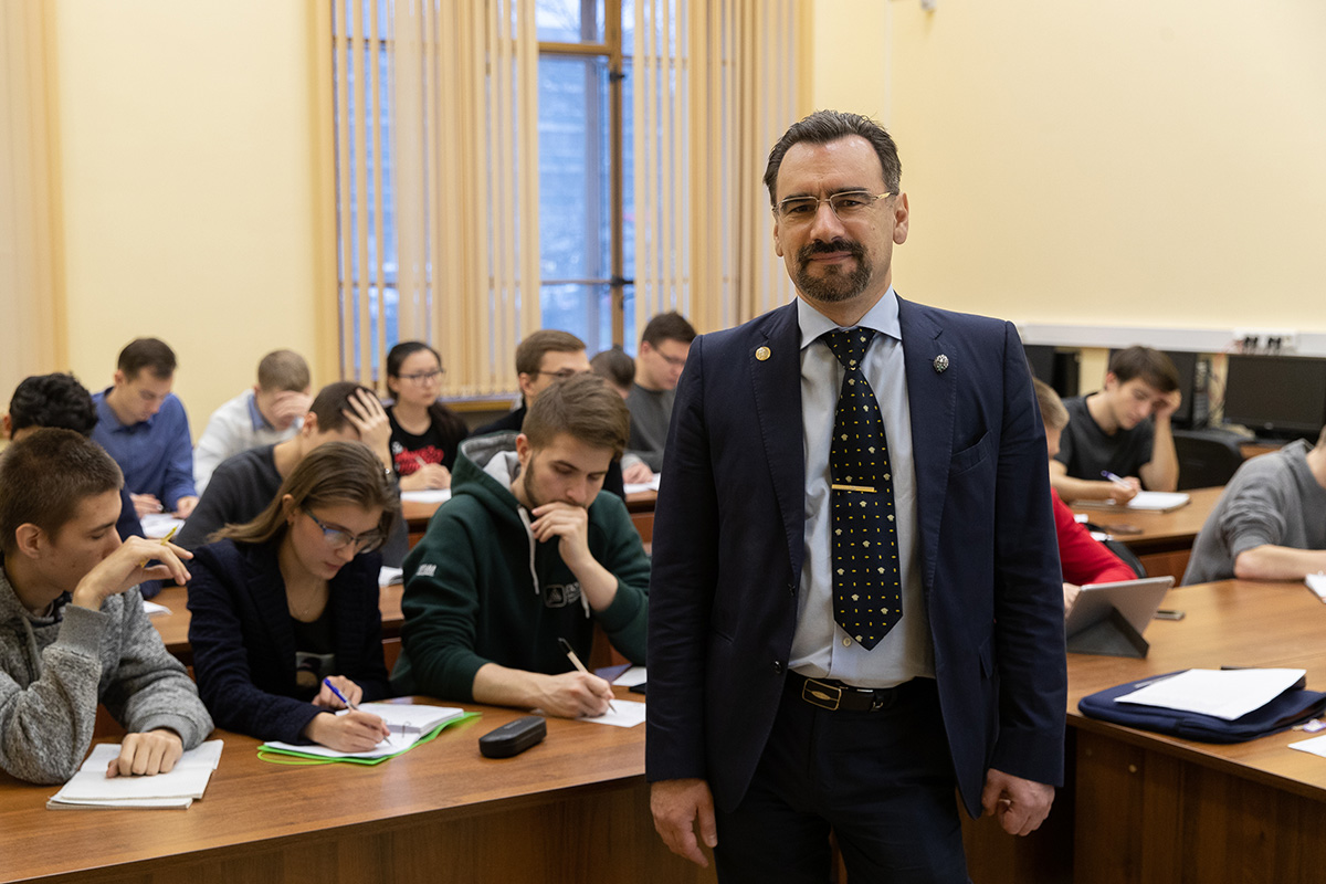К четвертому курсу все, без исключения, студенты высшей школы работают К четвертому курсу все, без исключения, студенты высшей школы работают