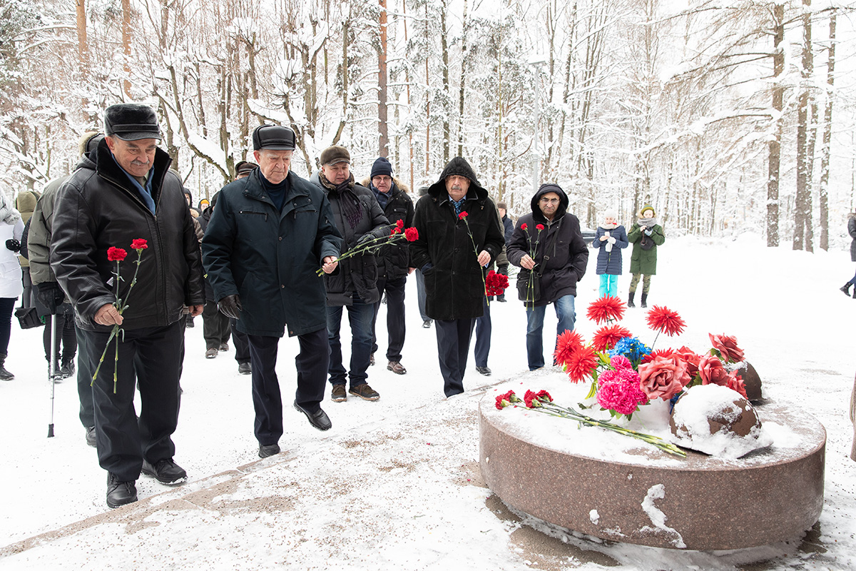 Участники митинга возложили цветы к Памятнику погибших политехников 