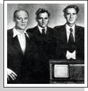 Первый образец телевизораКВН-49 и его создатели.