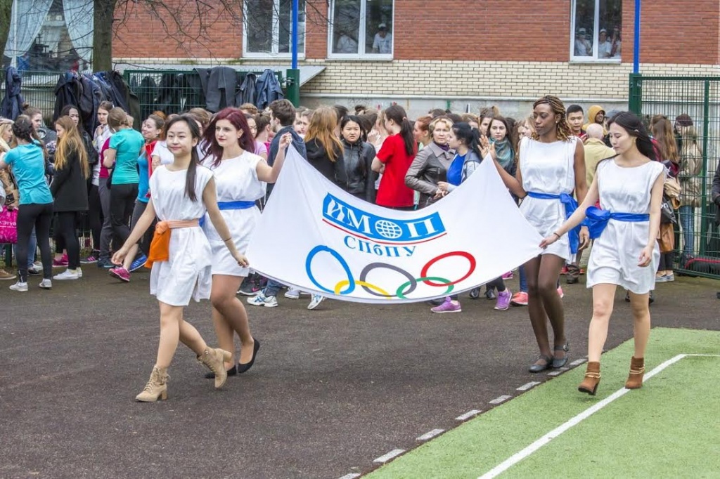 Иностранные студенты выносят знамя Малых студенческих олимпийских игр