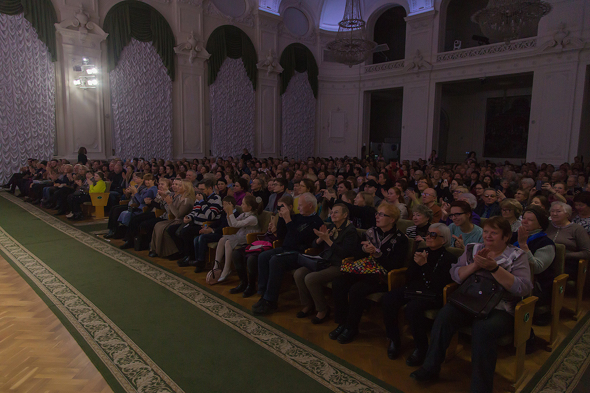Публика в Белом зале тепло принимала Полину Осетинскую 