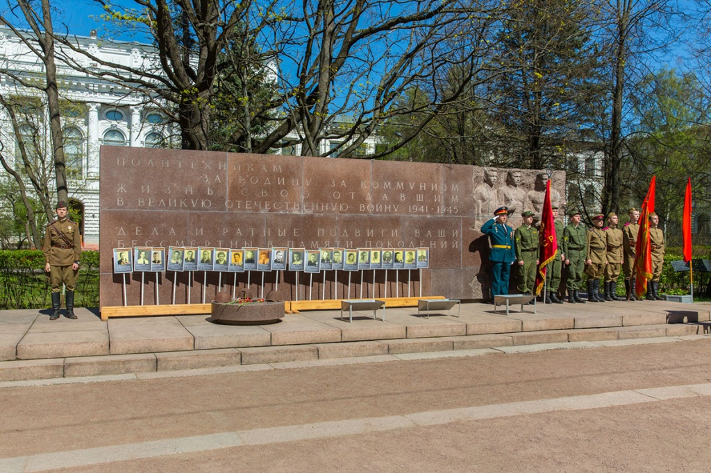 Бессмертный полк - первый взвод нашего Политехнического полка прибыл к месту своей постоянной дислокации.