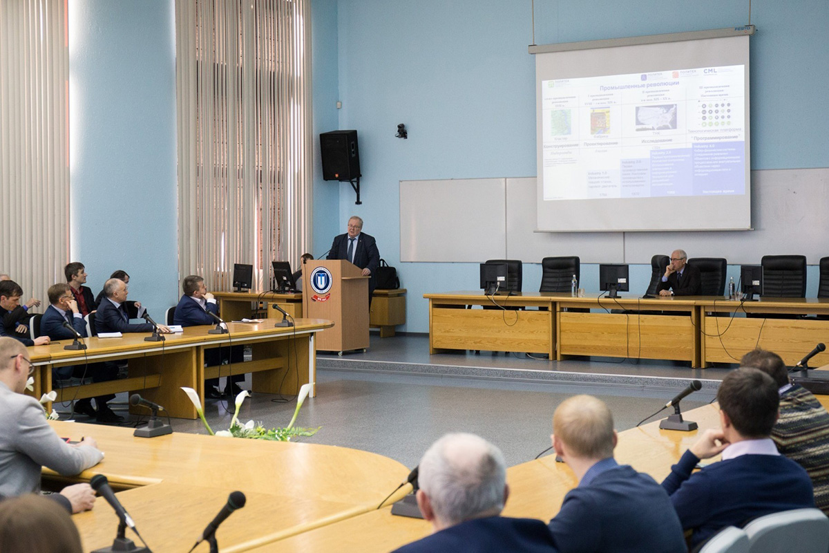 Во время лекции А.И. Боровков рассказал о вызовах IV промышленной революции и цифровой трансформации производств 