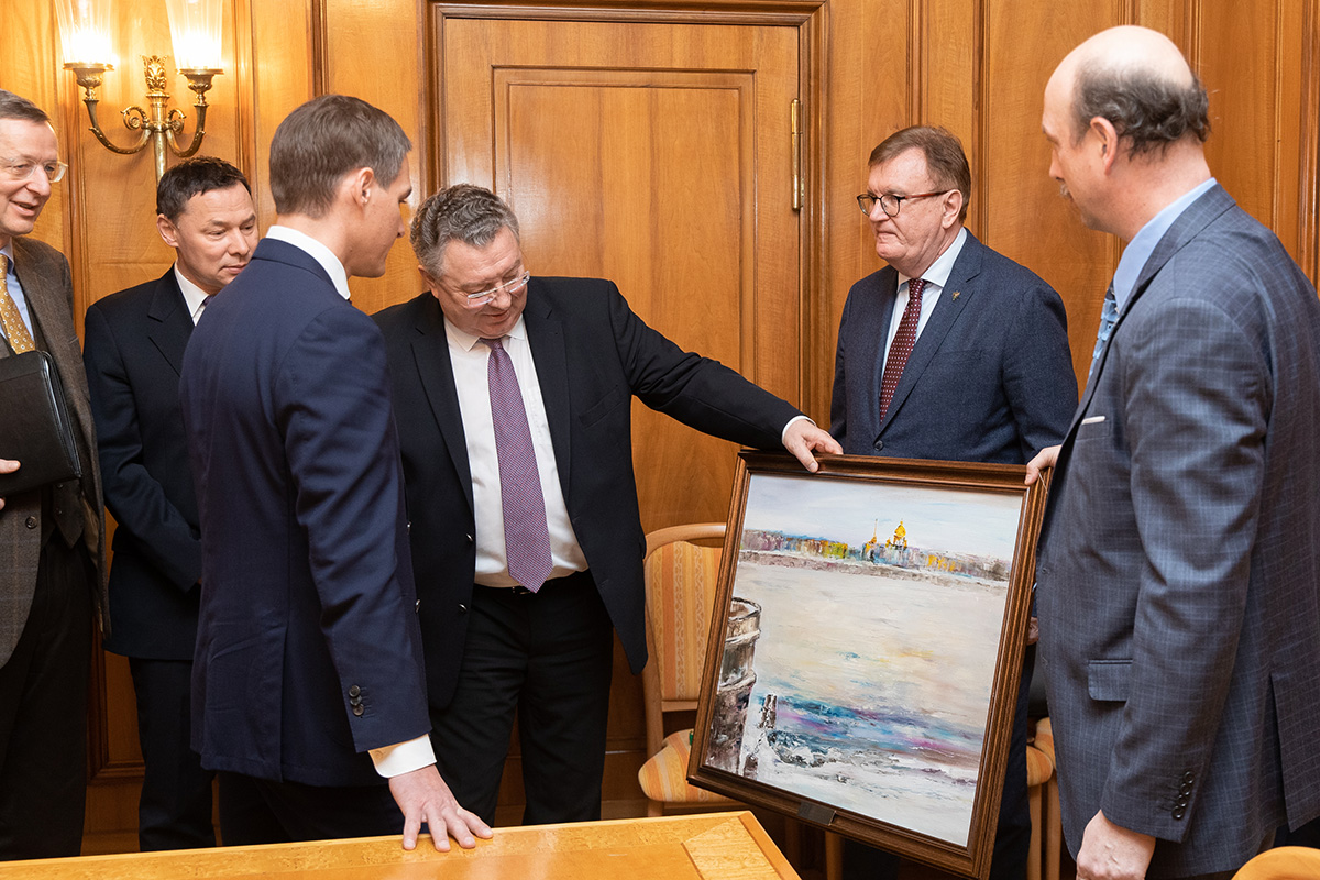 Картины Александра Дудорова были преподнесены в дар важным гостям форума Картины Александра Дудорова были преподнесены в дар важным гостям форума