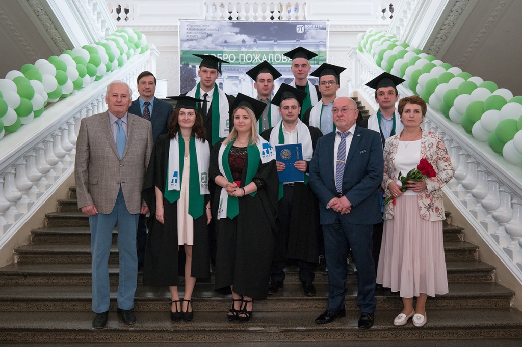 Выпускникам вручили двойные дипломы Выпускникам вручили двойные дипломы