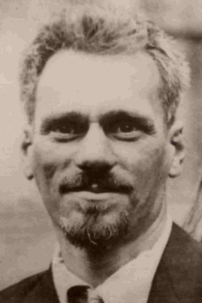 На протяжении 1916-1919 годов Ю.В. Кондратюк в своей книге вывел основное уравнение движения ракеты На протяжении 1916-1919 годов Ю.В. Кондратюк в своей книге вывел основное уравнение движения ракеты