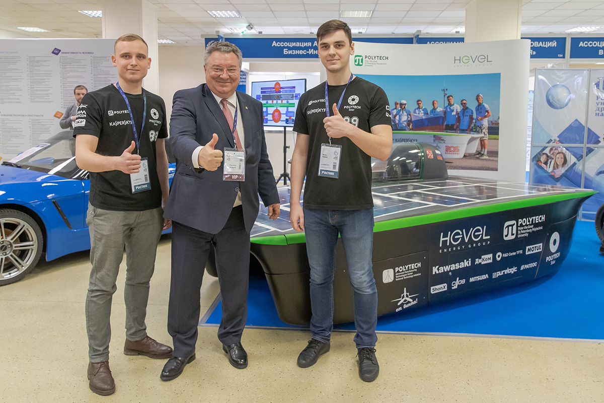Иван КАСАТКИН и Руслан АЛЕРОЕВ вместе с ректором СПбПУ Андреем РУДСКИМ 