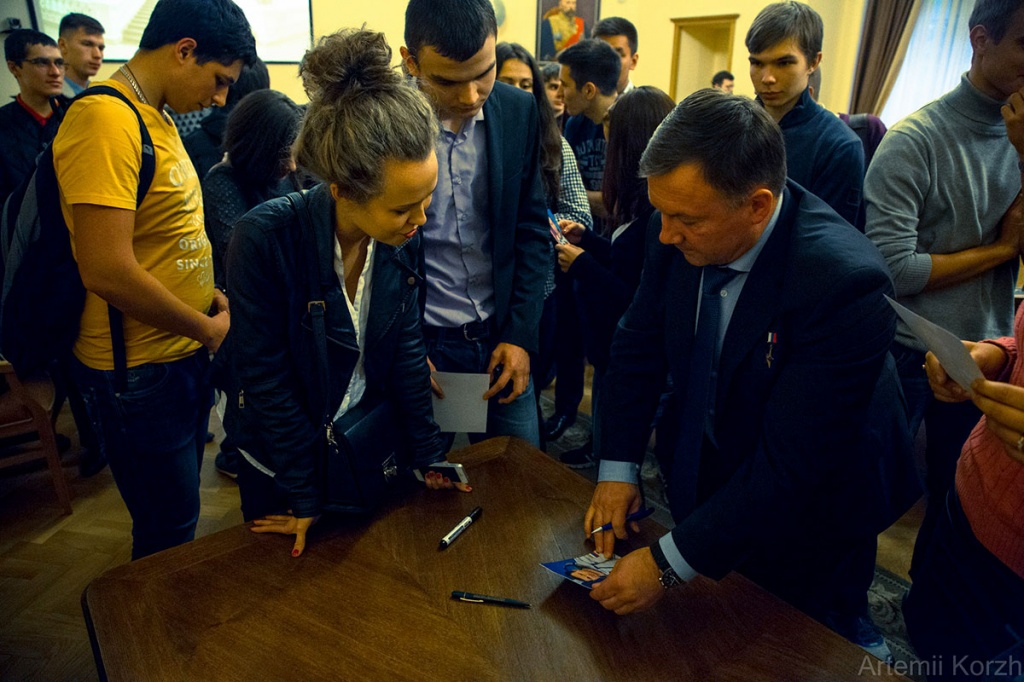 Студенты не переставали задавать вопросы космонавту даже во время автограф-сессии Студенты не переставали задавать вопросы космонавту даже во время автограф-сессии